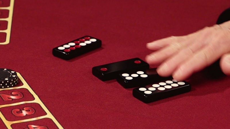 Người chơi tính điểm các nút trên thẻ bài 